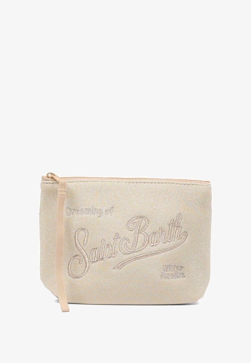 Pochette beige au texture brillante, avec le texte brodé "Rêver de Saint Barth" et "Paradis d'Hiver" en écriture cursive. Fermeture zippée.