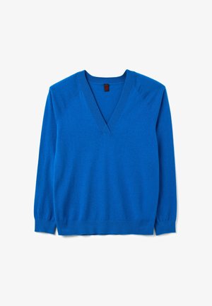 Blauwe lange mouw V-hals trui met ribgebreide manchetten en zoom, plat gelegd op een witte achtergrond.