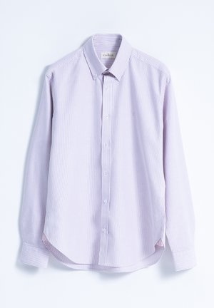 Camisa de manga larga a rayas moradas claras con cuello abotonado y dobladillo curvado. Presenta botones blancos y un bolsillo en el lado izquierdo del pecho.