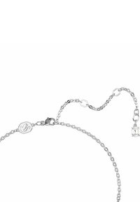 Collana in argento con chiusura a moschettone e un piccolo ciondolo trasparente. Presenta maglie di diverse dimensioni e un'etichetta logo incisa.