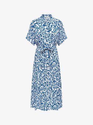 Robe chemise midi blanche avec motif de vigne florale bleue, manches courtes, boutonnage devant, col et ceinture nouée assortie à la taille.