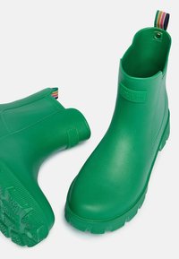 Zelené gumené členkové čižmy s matným povrchom, štruktúrovanou podrážkou a pruhovaným závesom. Vlastnosti: s embosovaným nápisom "JOULES" na boku.