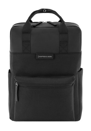 Czarny prostokątny plecak Kapten & Son z przednią kieszenią na suwak, podwójnymi górnymi uchwytami i bocznymi kieszeniami, przedstawiony na białym tle.