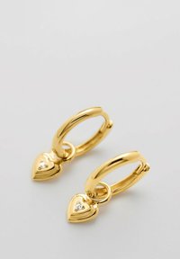 Orecchini a cerchio in oro con charm a forma di cuore, caratterizzati da una finitura lucida e un piccolo accento di pietra preziosa trasparente su ciascun cuore.