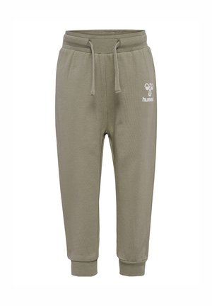 Lys olivengrøn sweatpants lavet af bomuld med snøre i taljen, elastiske manchetter og hvid "hummel" logo på venstre side.