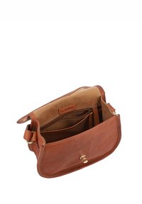 Pruun nahast õlakott, sileda tekstuuriga, esiklapiga, metallist luku ja sisemise taskuga organisatsiooni jaoks.