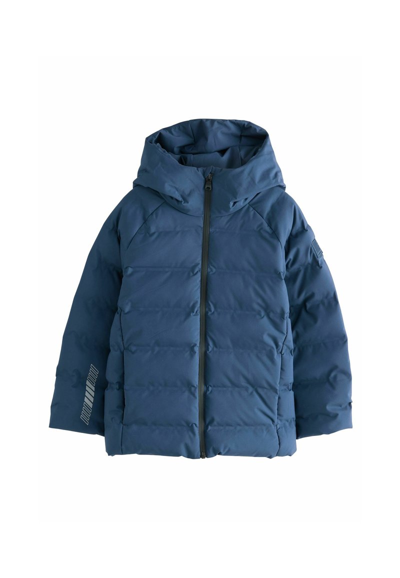 Veste rembourrée bleu marine avec capuche, présentant des coutures horizontales et une fermeture éclair à l'avant. Texture lisse, poignets élastiques et poches latérales.