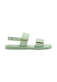 Sandali verdi, piatti, con due cinturini regolabili e una suola texture. Realizzati in materiale liscio con un design minimalista e cuciture sottili.