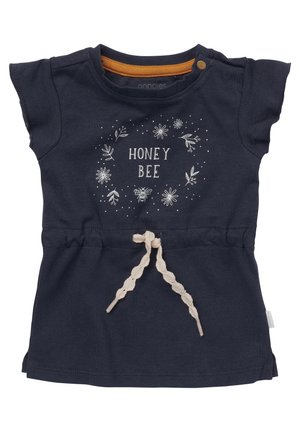 Marineblå kjole til småbørn med korte ærmer, dekorativt hvidt blomstermønster og bi-print, teksten "HONEY BEE" og beige snor i taljen.