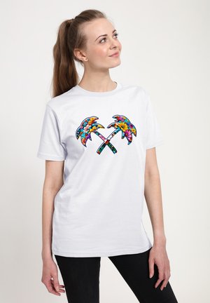 Hvid bomulds t-shirt med et farverigt grafisk motiv af krydsede palmer med blomstermotiver, korte ærmer og en afslappet pasform.
