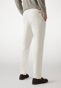 Guess Chino hlače - creme