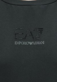 Sötétszürke pamut pulóver, fekete kristályokból álló, texturált logóval, amely alatt szürke betűkkel olvasható az "EA7 EMPORIO ARMANI" felirat.
