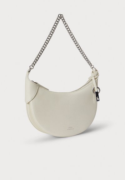 Mala de ombro de couro branco com formato curvo, equipada com alça de corrente prateada e fecho lateral com zíper. Pequeno logótipo em relevo na frente.