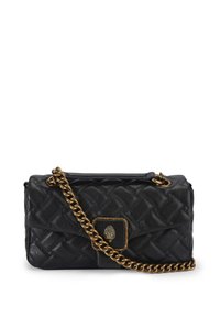 Czarna pikowana skórzana torebka z złotym łańcuszkowym paskiem i ozdobnym metalowym dodatkiem na przodzie. Kompaktowy, prostokątny kształt.