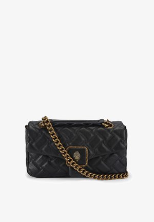 Borsa a tracolla in pelle nera trapuntata con tracolla a catena dorata e dettaglio decorativo in metallo sulla parte anteriore. Forma rettangolare compatta.