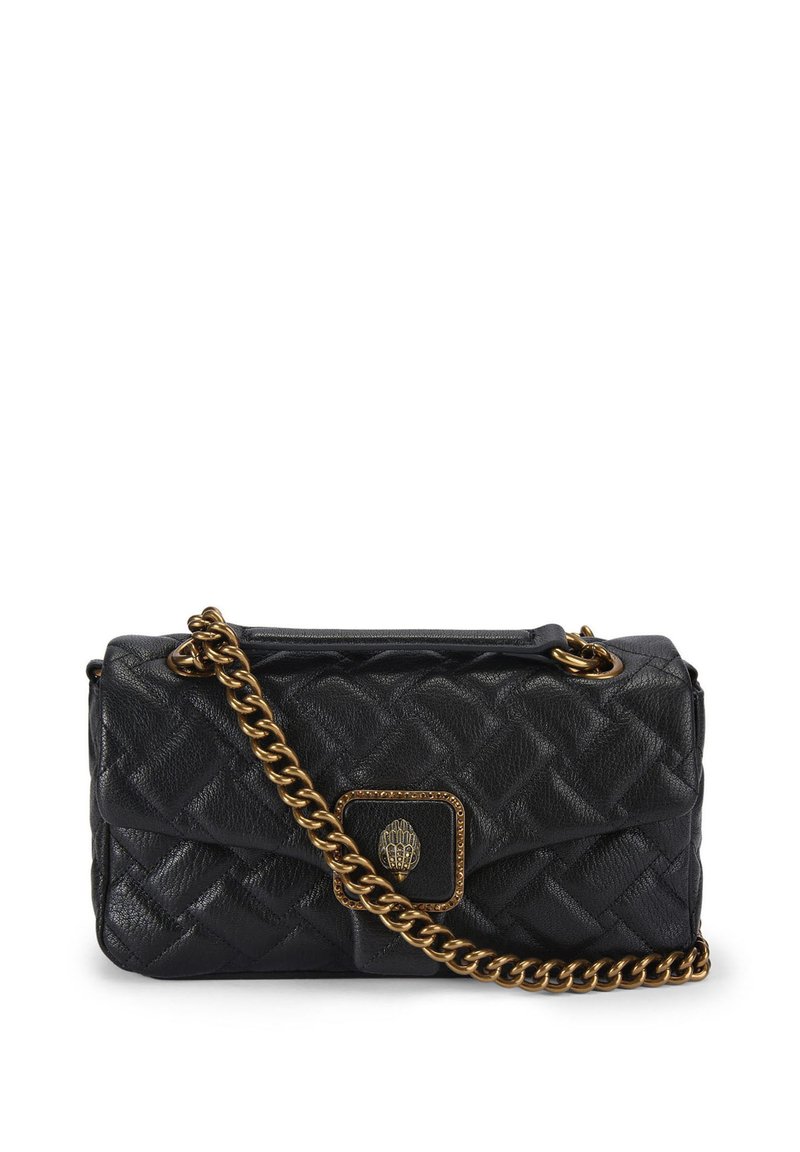 Czarna pikowana skórzana torebka z złotym łańcuszkowym paskiem i ozdobnym metalowym dodatkiem na przodzie. Kompaktowy, prostokątny kształt.