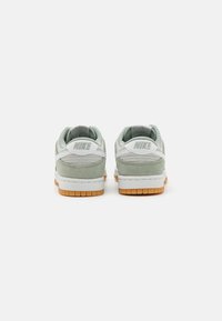 Nike Sportswear DUNK LOW RETRO SE - Sportcipő - jade horizon/summit white/light silver/light brown