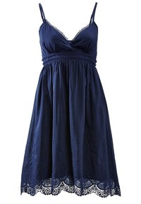 Námořnická modrá bezramenná šaty s výstřihem do V, krajkovým lemem, výšivkou a splývavou sukní. Disponuje krajkovým lemem ve tvaru vlny.