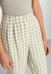 Vero Moda Kalhoty - white