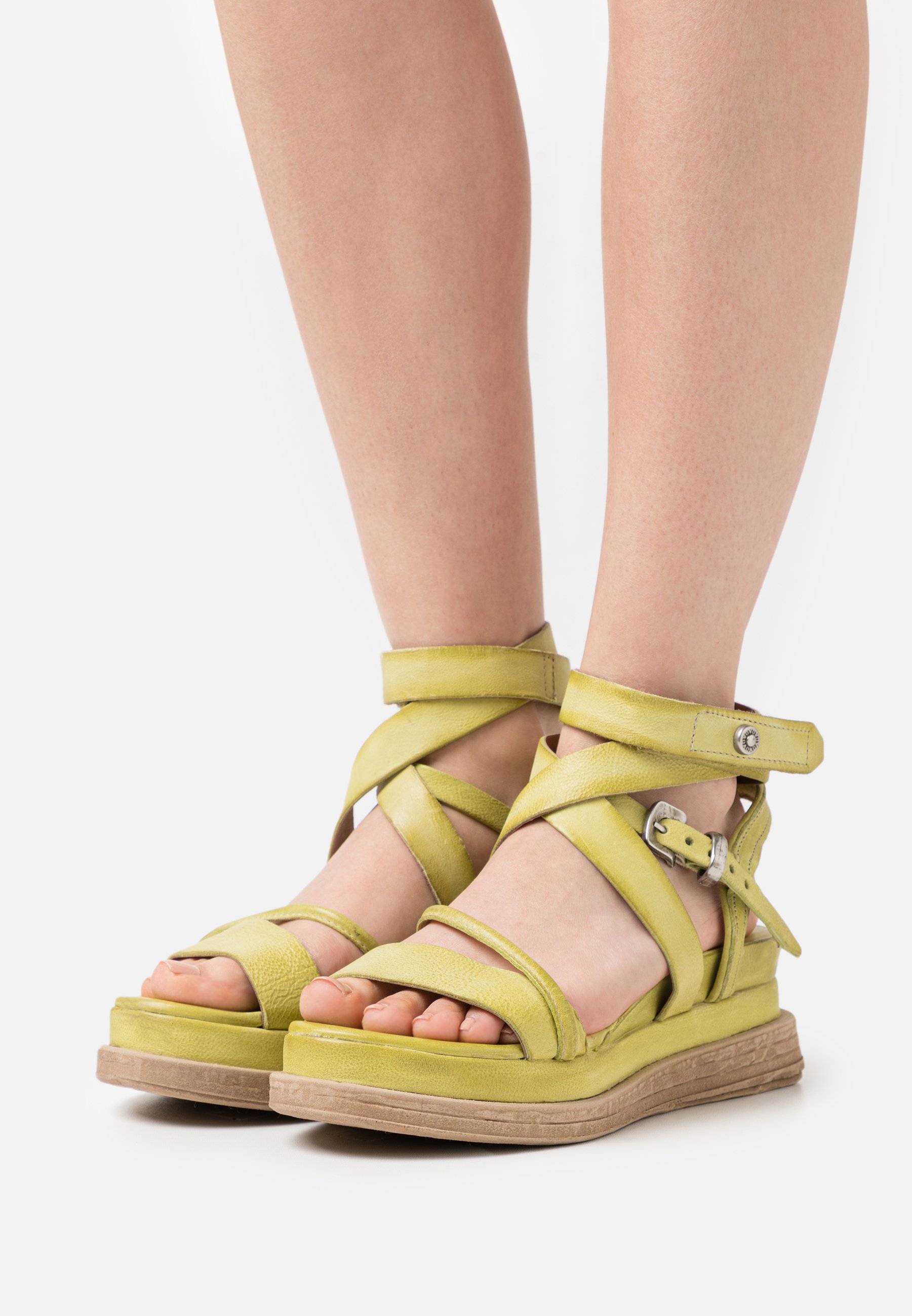 sandali con zeppa verde