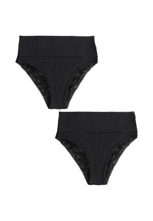 Czarna bielizna z wysokim stanem i koronkowymi panelami po bokach, noszona przez osobę widzianą od tyłu od bioder do talii.