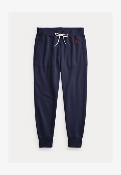 Μπλε σκούρο παντελόνι jogging με λευκό κορδόνι, πλαϊνές τσέπες, ριμπ μανσέτες και ένα μικρό κόκκινο κεντητό λογότυπο Polo στο δεξί γοφό.