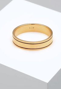 Auksu padengtas žiedas su lygiu, blizgiu paviršiumi, centre apjuostas siaura juoda linija, viduje pažymėtas „925“ ženklu.