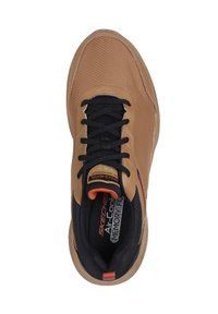 Brune og sorte sneakers med en struktureret overdel, snørebåndsdesign, kontrasterende detaljer, polstret sål og logoeftertryk på tungen.