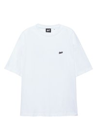 T-shirt blanc à manches courtes avec col rond et petit logo noir "Swmt?" sur le côté gauche de la poitrine.