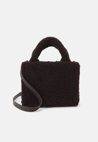 Bruine, textuurvolle handtas van zacht fleece materiaal met een rechthoekige vorm, dubbele bovenhandgrepen en een afneembare bruine band.