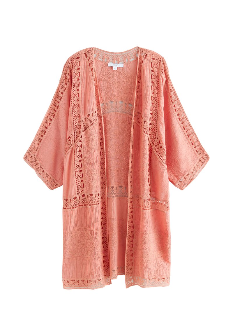 Kimono de culoare piersică, cu croială lejeră, având detalii fine din dantelă și țesătură texturată. Mâneci scurte și design cu față deschisă.