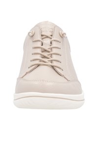 Baskets en cuir beige clair avec un bout arrondi, des côtés incurvés et une semelle en caoutchouc blanche. Elles présentent des lacets plats et des accents de couture discrets.