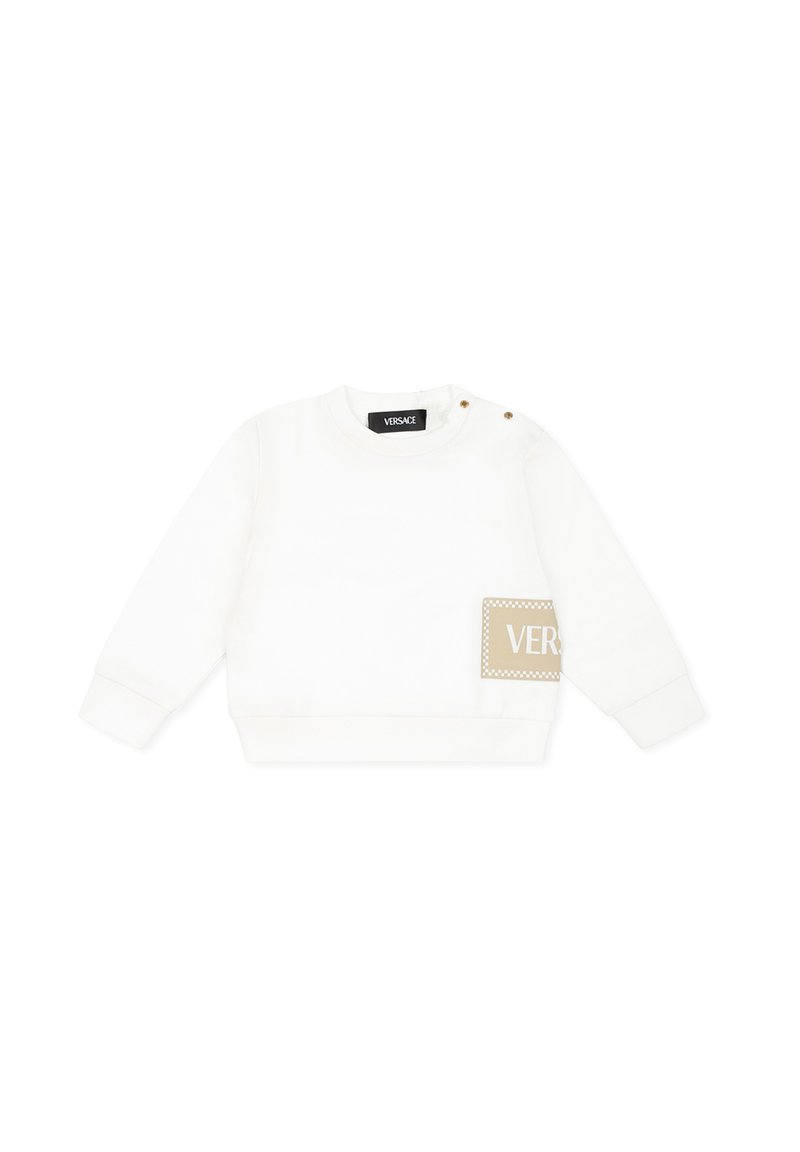 Witte sweatshirt met lange mouwen, geribbelde manchetten en een ronde hals. Heeft een beige logopatch met een geruite rand en twee gouden drukknoopjes.