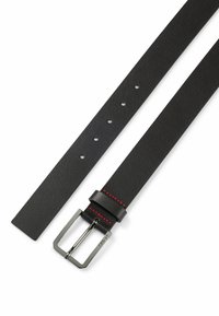 Zwarte lederen riem met een gestructureerde afwerking, zilveren metalen gesp en rode stiksel langs de leren band. Bevat vijf verstelgaten.
