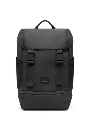 Rucsac negru rectangular cu două curele frontale cu catarame, buzunare laterale, mânără în partea de sus și un patch cu logo-ul "Johnny Urban" în centru.