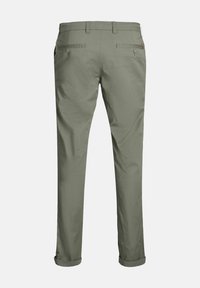Pantalons droits vert olive en tissu léger, dotés de deux poches arrière et de bas de jambes retroussés pour une coupe décontractée.