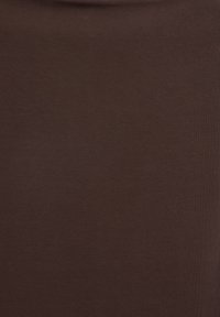 Solid mørkebrun stof med fin tekstur og subtile ribdetaljer.