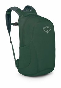 Zaino in tessuto verde con forma arrotondata, spallacci imbottiti e tasche laterali. Presenta un logo Osprey in bianco.