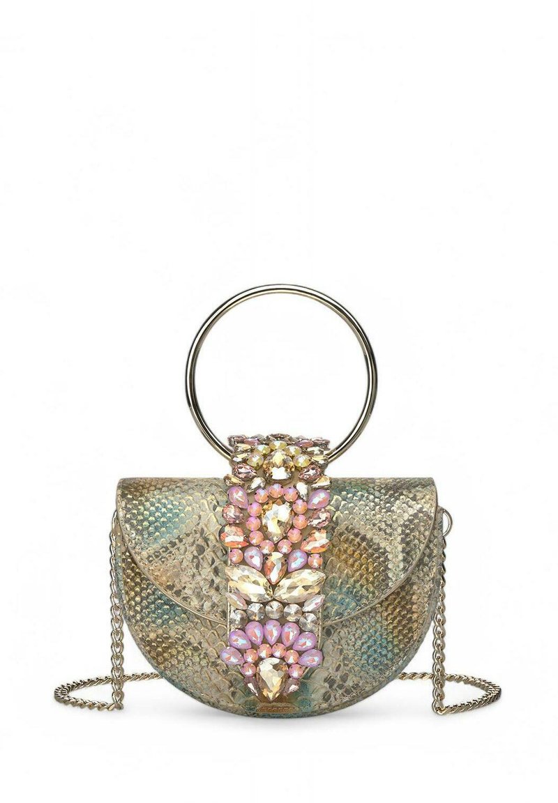 El bolso de mano de serpiente metálica cuenta con un mango redondo y una franja decorativa de acentos de gemas en colores pastel. Incluye una correa de cadena.