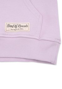 Ljuslila sweatshirt med ribbad midja och ärmslut. Har en rektangulär etikett märkt "Band of Rascals" i svart text på ljus bakgrund.