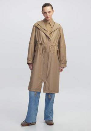 WITH DOUBLE-LAYER LOOK - Trenchcoat - camel