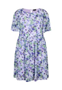 Blumenkleid in Helllila mit grünen und blauen Mustern. Kurze Ärmel, runder Halsausschnitt, geraffte Taille und knielanger Rock.