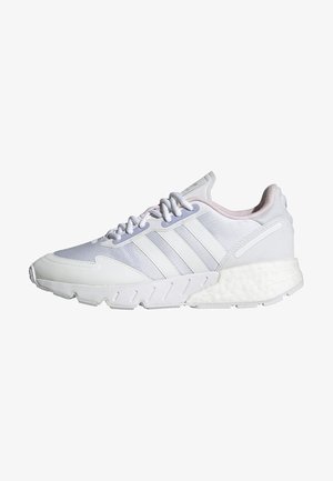 Zapatilla deportiva blanca con un upper texturizado y acentos en tonos pastel, tres franjas en el lateral y una suela blanca gruesa y acolchada.