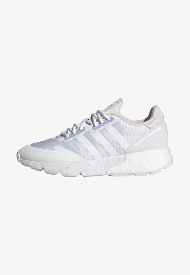 Zapatilla deportiva blanca con un upper texturizado y acentos en tonos pastel, tres franjas en el lateral y una suela blanca gruesa y acolchada.
