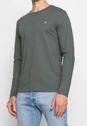 Langsleeve shirt in donkergroene katoen met een ronde hals en subtiele "MOP" logo op de borst; heeft een gladde, zachte textuur.