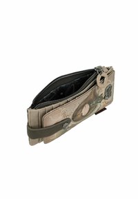 Cartera con cremallera en tejido beige con un diseño decorativo. Cuenta con un forro negro, un lazo para accesorios y múltiples ranuras para tarjetas.