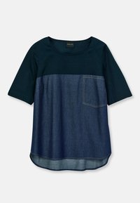 T-shirt blu scuro con un pannello inferiore in denim, maniche corte, colletto rotondo e una piccola tasca sul petto. Texture liscia e vestibilità rilassata.