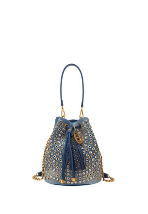 Borsa a secchiello in camoscio blu con occhielli dorati, strass, nappine frontali e catena dorata con tracolla in pelle.