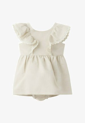 Vestido de bebé color crema con mangas acampanadas adornadas con encaje y cintura fruncida, incluye cubrepañal a juego.