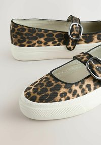 Detské Mary Jane topánky s leopardím vzorom, bielou gumovou podrážkou a striebornými prackami na svetlom pozadí.